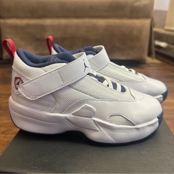 Jordan Max Aura 6 Little Kids' Shoes (White/VarsityRed/Midnight Navy) Size 12c - Picture 2 of 13